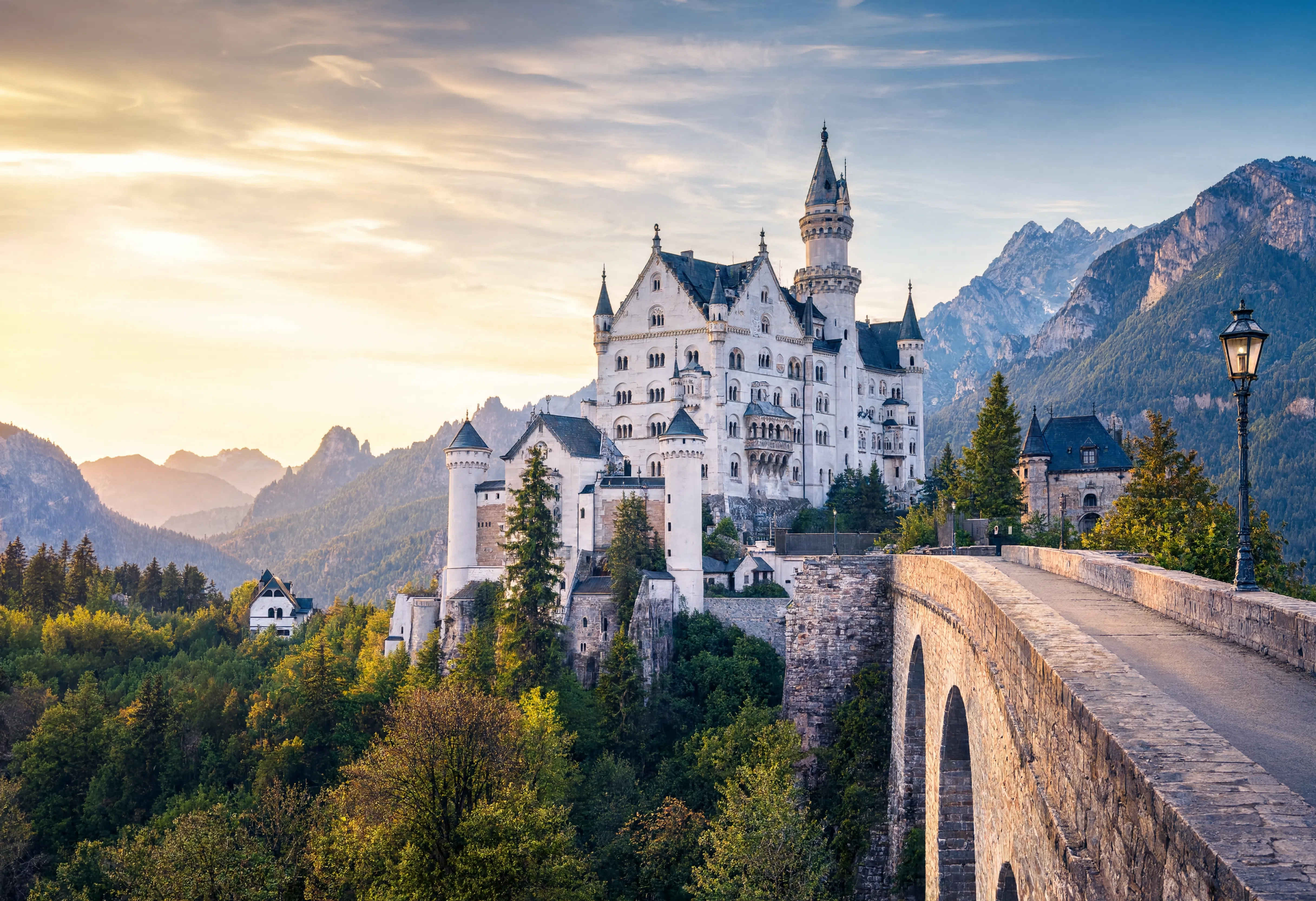 Neuschwanstein Castle in den bayerischen Alpen bei Sonnenaufgang